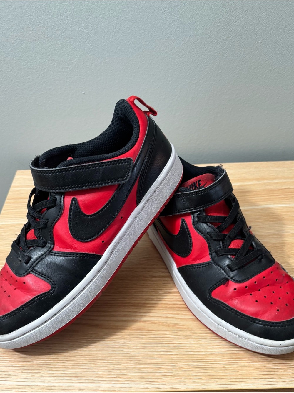Nike Kids Black & Red Low-Top Sneakers with Hook-and-Loop Strap